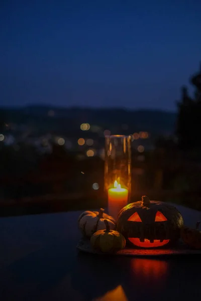 Citrouille Halloween Sur Table Extérieure Avec Verres Vin Photo Haute — Photo