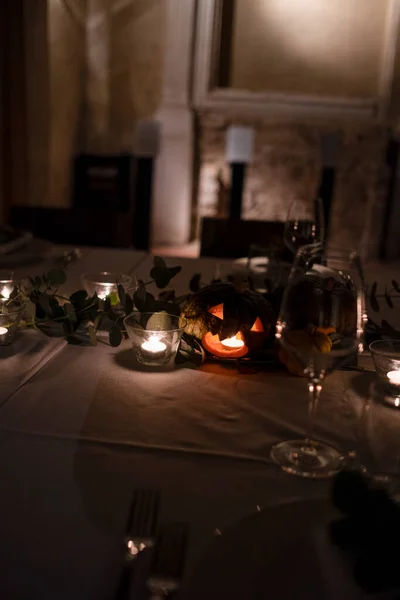 Halloween Kürbis Auf Einem Gedeckten Tisch Für Ein Galadinner Hochwertiges — Stockfoto