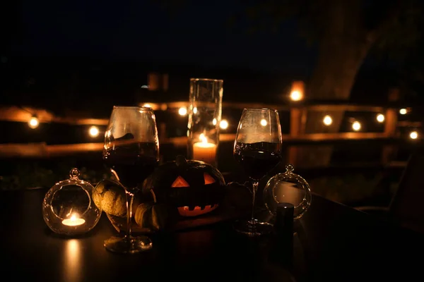 Halloween Tök Szabadtéri Asztalon Borospoharakkal Kiváló Minőségű Fénykép — Stock Fotó