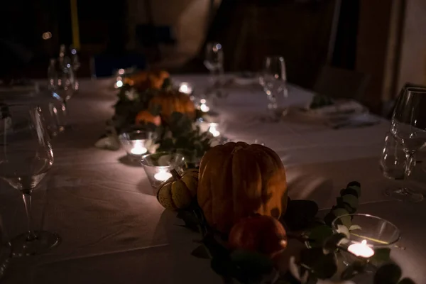 ハロウィンのカボチャは ガラディナーのテーブルセットで 高品質の写真 — ストック写真