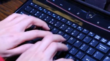 Laptop klavyesinde ojeli kız tipi 