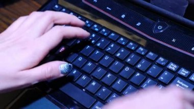 Laptop klavyesinde ojeli kız tipi 