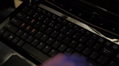 Laptop klavyesinde ojeli kız tipi 