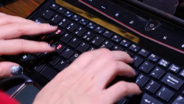 Chica Con Esmalte Uñas Tipo Teclado Portátil — Vídeo de stock