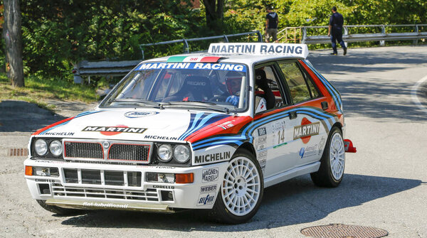 Реджо-Эмилия, Италия - 2016 26 06: Rally of the Reggio Apennines free event Martini Lancia Delta Evoluzione. Высокое качество фото
