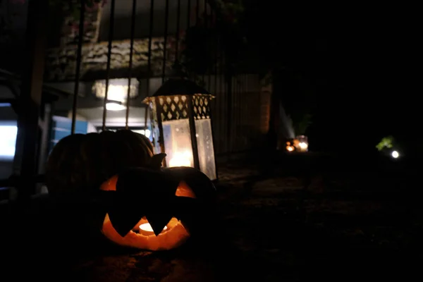 Allestito Halloween Con Zucche Intagliate Con Mostri Accese Candele Foto — Foto Stock