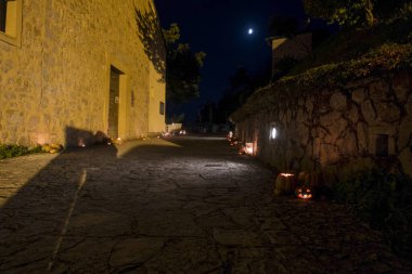 Cadılar bayramı için canavarlarla oyulmuş ve mumlarla yakılmış balkabaklarıyla hazırlandı. Yüksek kalite fotoğraf