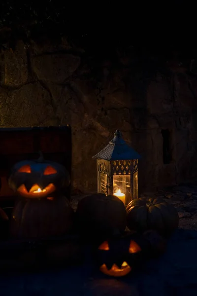 Halloweenre Készítették Elő Szörnyekkel Faragott Gyertyákkal Meggyújtott Sütőtökkel Kiváló Minőségű — Stock Fotó