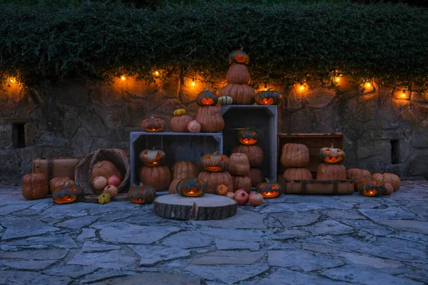 Halloween Dýněmi Vyřezávanými Monstry Osvětlenými Svíčkami Kvalitní Fotografie — Stock fotografie