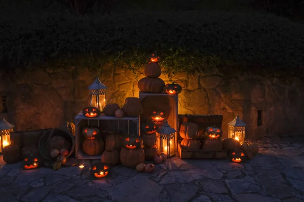 Halloweenre Készítették Elő Szörnyekkel Faragott Gyertyákkal Meggyújtott Sütőtökkel Kiváló Minőségű — Stock Fotó
