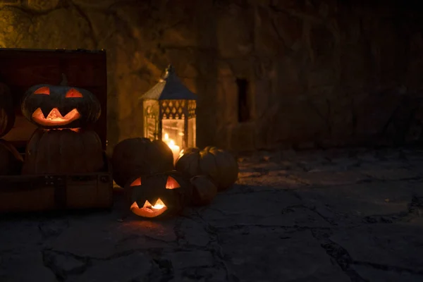 Ställa För Halloween Med Pumpor Ristade Med Monster Och Tända — Stockfoto