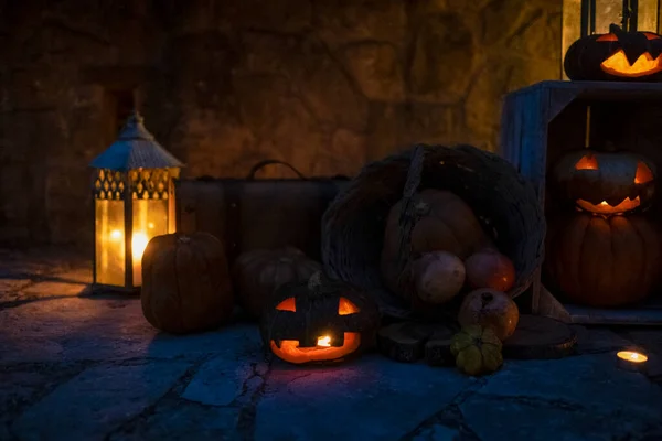 Ställa För Halloween Med Pumpor Ristade Med Monster Och Tända — Stockfoto