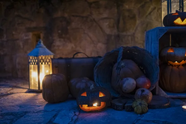 Ställa För Halloween Med Pumpor Ristade Med Monster Och Tända — Stockfoto