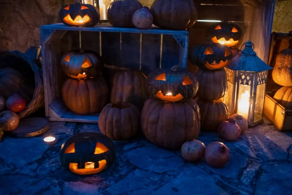 Halloweenre Készítették Elő Szörnyekkel Faragott Gyertyákkal Meggyújtott Sütőtökkel Kiváló Minőségű — Stock Fotó