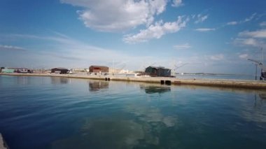 Cesenatico rıhtımının rıhtımında denize açılan kanalın manzarası