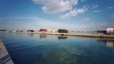 Cesenatico rıhtımının rıhtımında denize açılan kanalın manzarası