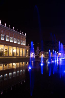 Reggio Emilia tiyatro vadilerinin önündeki üç renkli fıskiyenin zafer meydanı. Yüksek kalite fotoğraf