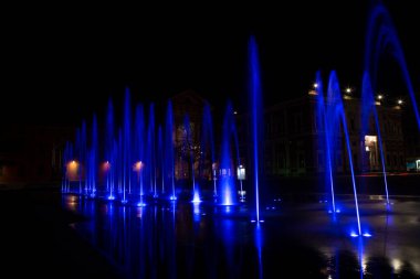 Reggio Emilia tiyatro vadilerinin önündeki üç renkli fıskiyenin zafer meydanı. Yüksek kalite fotoğraf