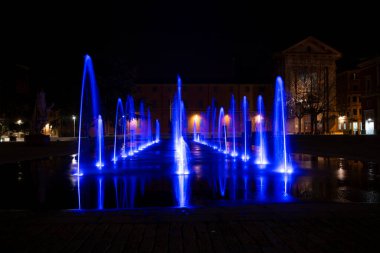 Reggio Emilia tiyatro vadilerinin önündeki üç renkli fıskiyenin zafer meydanı. Yüksek kalite fotoğraf