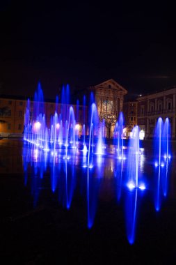 Reggio Emilia tiyatro vadilerinin önündeki üç renkli fıskiyenin zafer meydanı. Yüksek kalite fotoğraf
