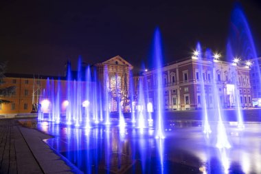 Reggio Emilia tiyatro vadilerinin önündeki üç renkli fıskiyenin zafer meydanı. Yüksek kalite fotoğraf