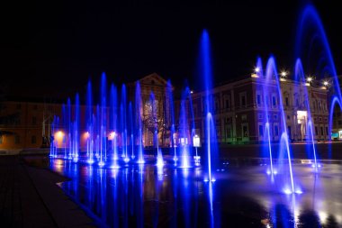 Reggio Emilia tiyatro vadilerinin önündeki üç renkli fıskiyenin zafer meydanı. Yüksek kalite fotoğraf