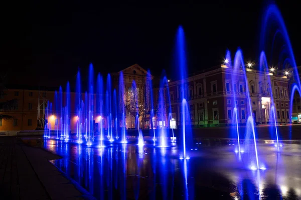 Reggio Emilia tiyatro vadilerinin önündeki üç renkli fıskiyenin zafer meydanı. Yüksek kalite fotoğraf