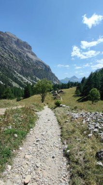 Val di Susa Vallee Etroite 'deki yeşil göle giden yol. Yüksek kalite fotoğraf