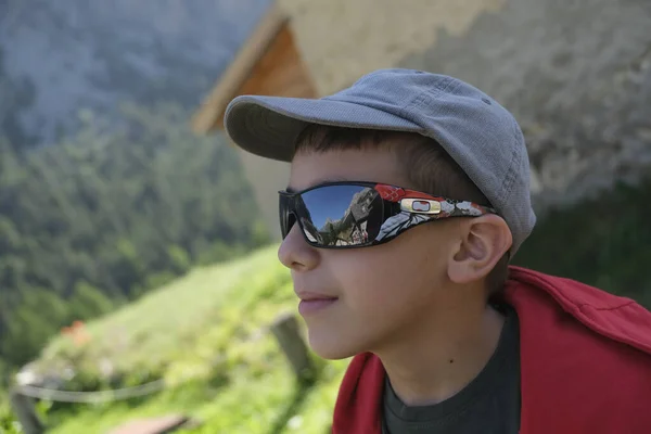 산에서는 아름다운 아이가 선글라스를 미소짓습니다 고품질 — 스톡 사진