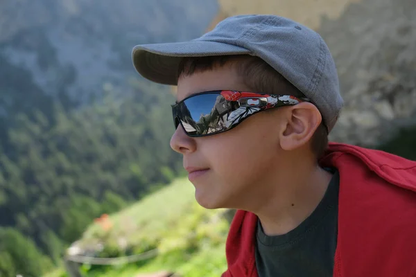 Hermoso Niño Con Gafas Sol Sonríe Las Montañas Foto Alta —  Fotos de Stock