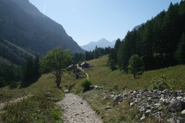 Val di Susa Vallee Etroite 'deki yeşil göle giden yol. Yüksek kalite fotoğraf