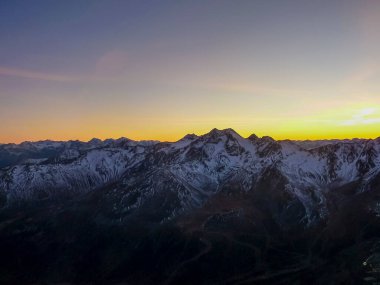 Val Senales dağ manzarası ve gün batımında karlı vadi. Yüksek kalite fotoğraf