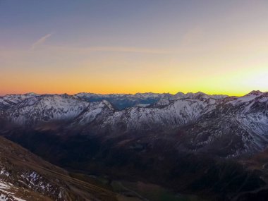 Val Senales dağ manzarası ve gün batımında karlı vadi. Yüksek kalite fotoğraf