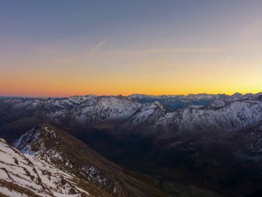 Val Senales dağ manzarası ve gün batımında karlı vadi. Yüksek kalite fotoğraf