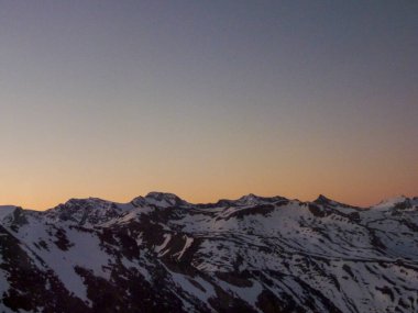 Val Senales dağ manzarası ve gün batımında karlı vadi. Yüksek kalite fotoğraf
