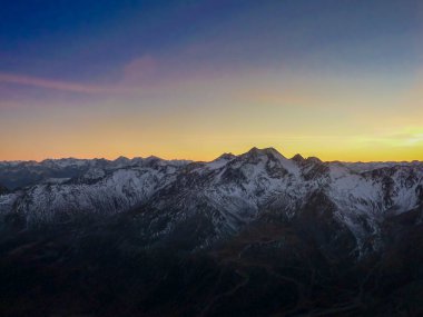 Val Senales dağ manzarası ve gün batımında karlı vadi. Yüksek kalite fotoğraf