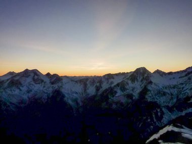 Val Senales dağ manzarası ve gün batımında karlı vadi. Yüksek kalite fotoğraf