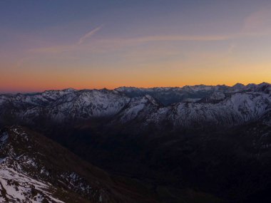 Val Senales dağ manzarası ve gün batımında karlı vadi. Yüksek kalite fotoğraf