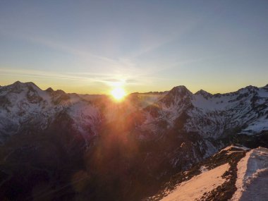 Val Senales dağ manzarası ve gün batımında karlı vadi. Yüksek kalite fotoğraf