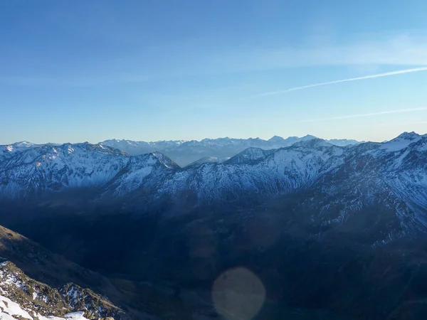 在阳光灿烂的日子里 瓦尔塞纳莱斯是高山和雪谷的全景 高质量的照片 — 图库照片