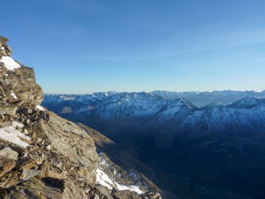 Val Senales dağların manzarası ve güneşli bir günde karlı vadi. Yüksek kalite fotoğraf