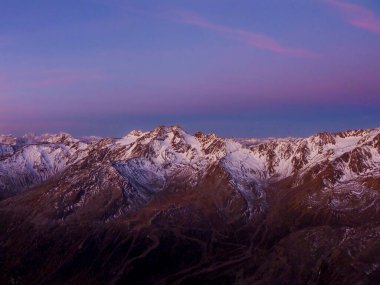Val Senales dağ manzarası ve gün batımında karlı vadi. Yüksek kalite fotoğraf