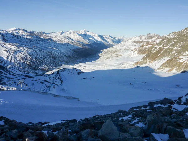 山谷塞纳莱斯的全景山和白雪的山谷与冰川 高质量的照片 — 图库照片