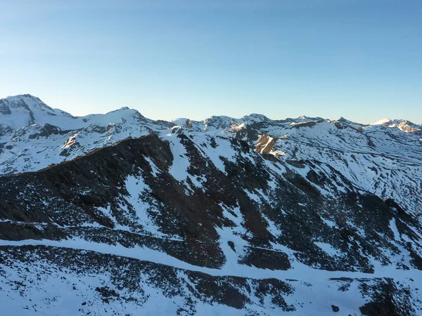 山谷塞纳莱斯的全景山和白雪的山谷与冰川 高质量的照片 — 图库照片