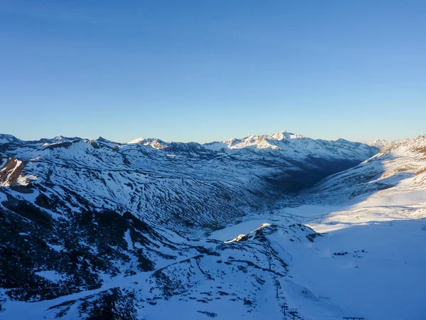 山谷塞纳莱斯的全景山和白雪的山谷与冰川 高质量的照片 — 图库照片