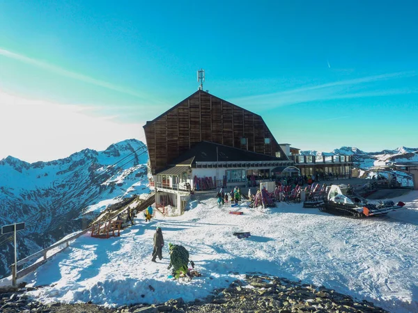 Val Senales buzulun tepesindeki sığınağın panoraması. Yüksek kalite fotoğraf
