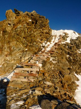 Val Senales dağların manzarası ve güneşli bir günde karlı vadi. Yüksek kalite fotoğraf