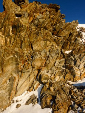 Val Senales dağların manzarası ve güneşli bir günde karlı vadi. Yüksek kalite fotoğraf