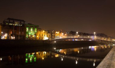 Gece Dublin 'deki yarım Penny Köprüsü. Yüksek kalite fotoğraf