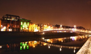 Gece Dublin 'deki yarım Penny Köprüsü. Yüksek kalite fotoğraf